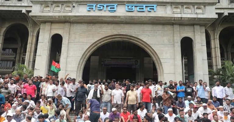 নগর ভবনের সামনে ইশরাক সমর্থকদের অবস্থান